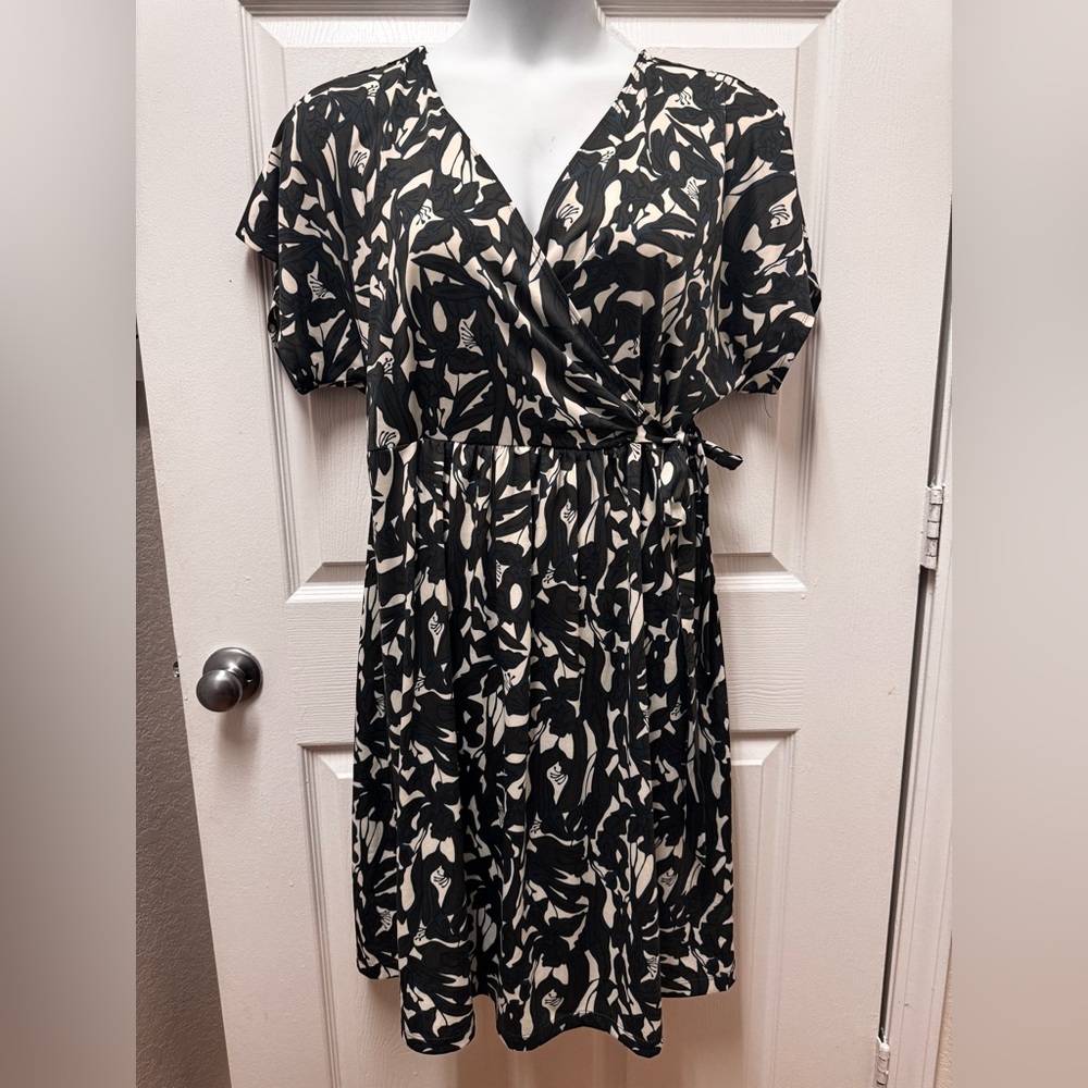 Chic Black and White Floral Midi Dress